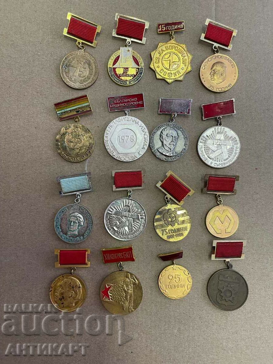 16 bucăți de semne de medalie comunistă per purtător