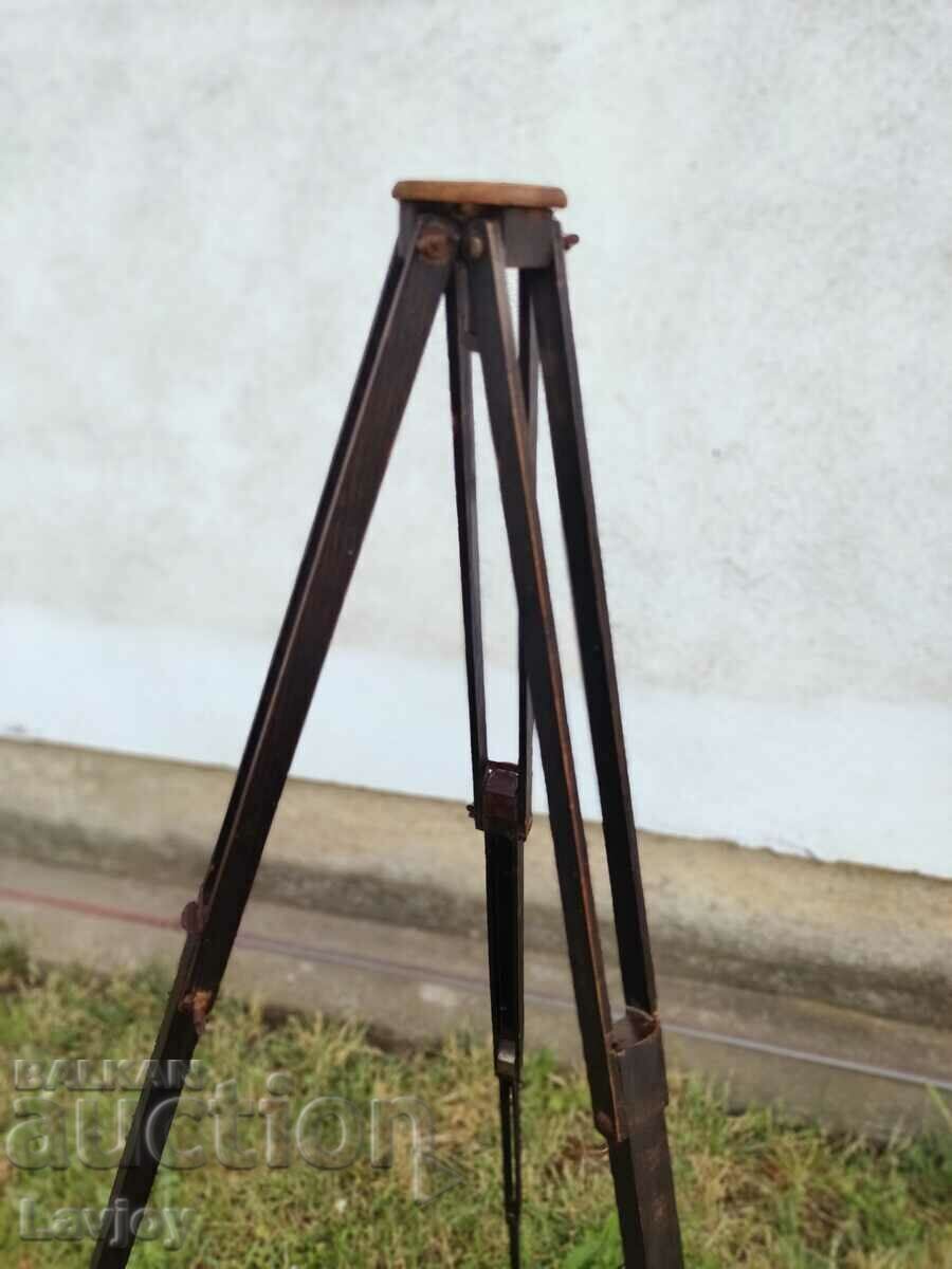 Παλιό ξύλινο τρίποδο με τιμή 50.00 BGN | € 25.56 Παλιό ξύλινο τρίποδο με τιμή 50.00 BGN | € 25.56