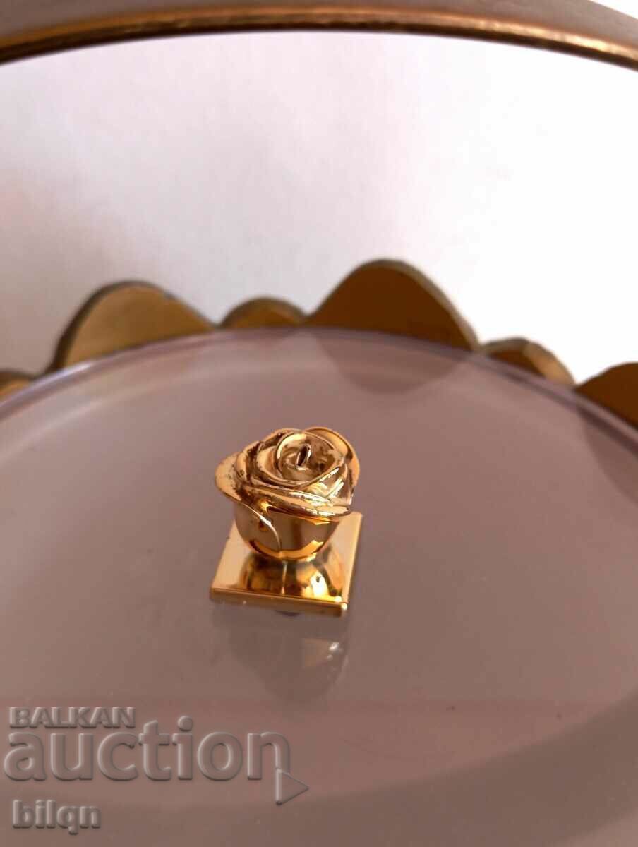 O cutie de gheață placată cu aur, deosebit de frumoasă, foarte rară cu preț € 51.12 | 99.98 BGN O cutie de gheață placată cu aur, deosebit de frumoasă, foarte rară cu preț € 51.12 | 99.98 BGN