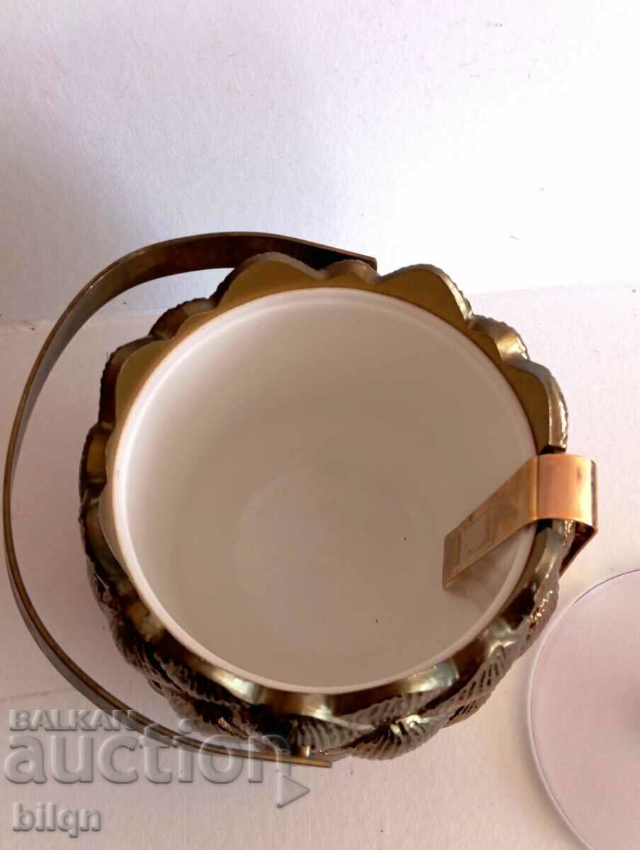 Livrarea O cutie de gheață placată cu aur, deosebit de frumoasă, foarte rară Livrarea O cutie de gheață placată cu aur, deosebit de frumoasă, foarte rară