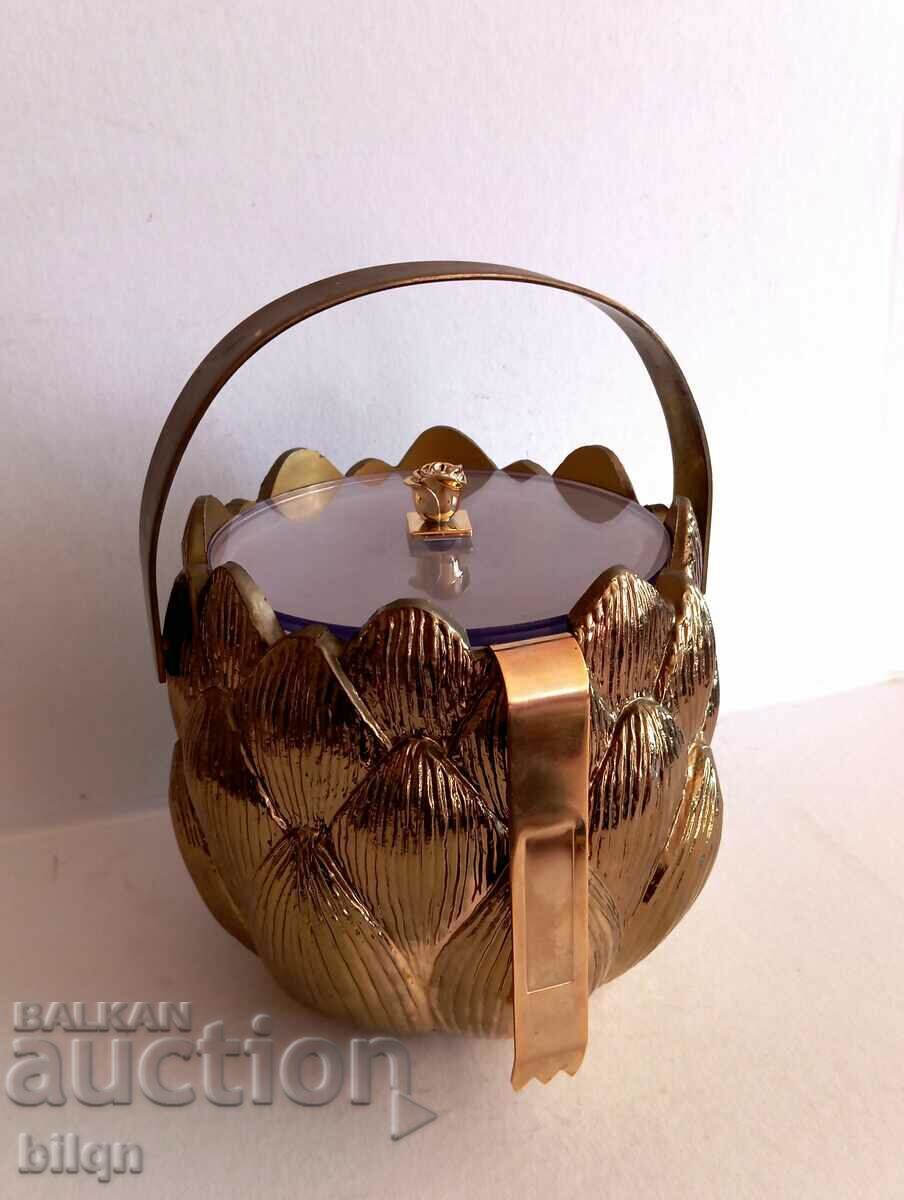 Μια μοναδικά όμορφη, πολύ σπάνια επιχρυσωμένη παγοθήκη Μια μοναδικά όμορφη, πολύ σπάνια επιχρυσωμένη παγοθήκη