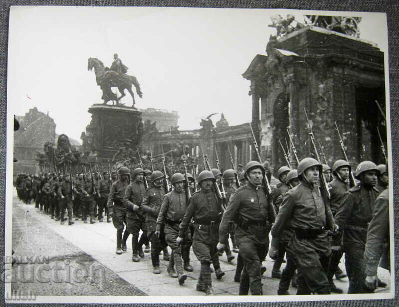 1945, parada foto jurnalistică a trupelor sovietice la Berlin