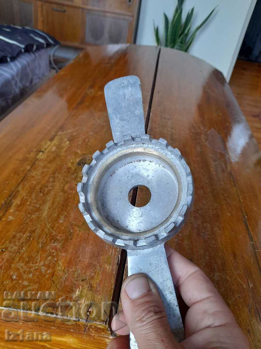 Livrarea Dop de borcan vechi Livrarea Dop de borcan vechi