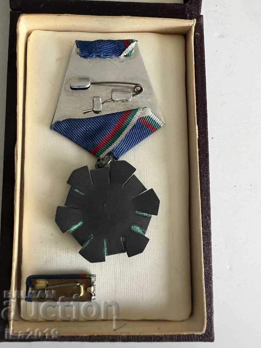 Орден „Трудова Слава“ 3-та степен с оригинална кутия и мини с цена 39.00 лв. | € 19.94 Орден „Трудова Слава“ 3-та степен с оригинална кутия и мини с цена 39.00 лв. | € 19.94