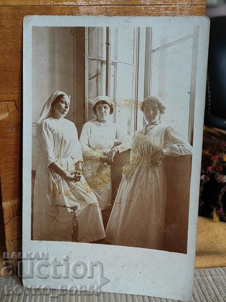 Fotografie veche din anii 1910 Ruse Military Med Group. Surori