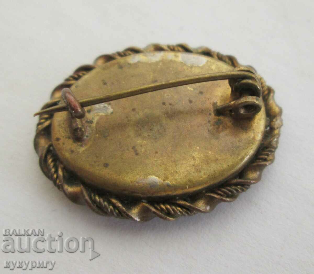 Delivery of Old lady's jewel brooch Venetian mosaic Murano Delivery of Old lady's jewel brooch Venetian mosaic Murano