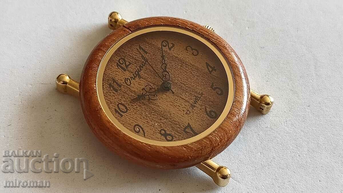 Разпродажба - часовник с дървен корпус, работещ.