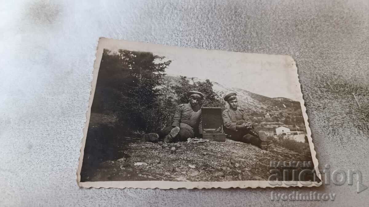 Fotografie Xanthi Doi ofițeri cu un gramofon de epocă 1942