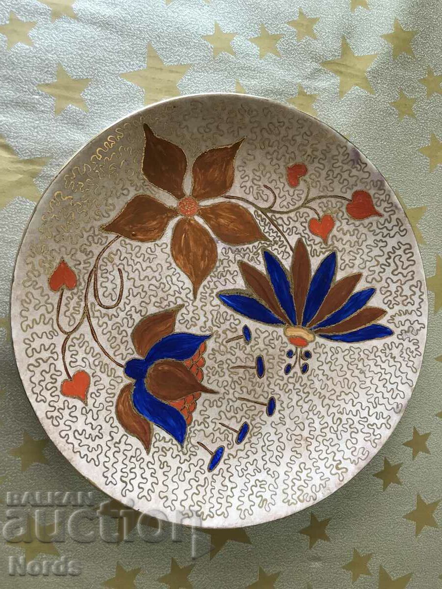 Красива порцеланова чиния