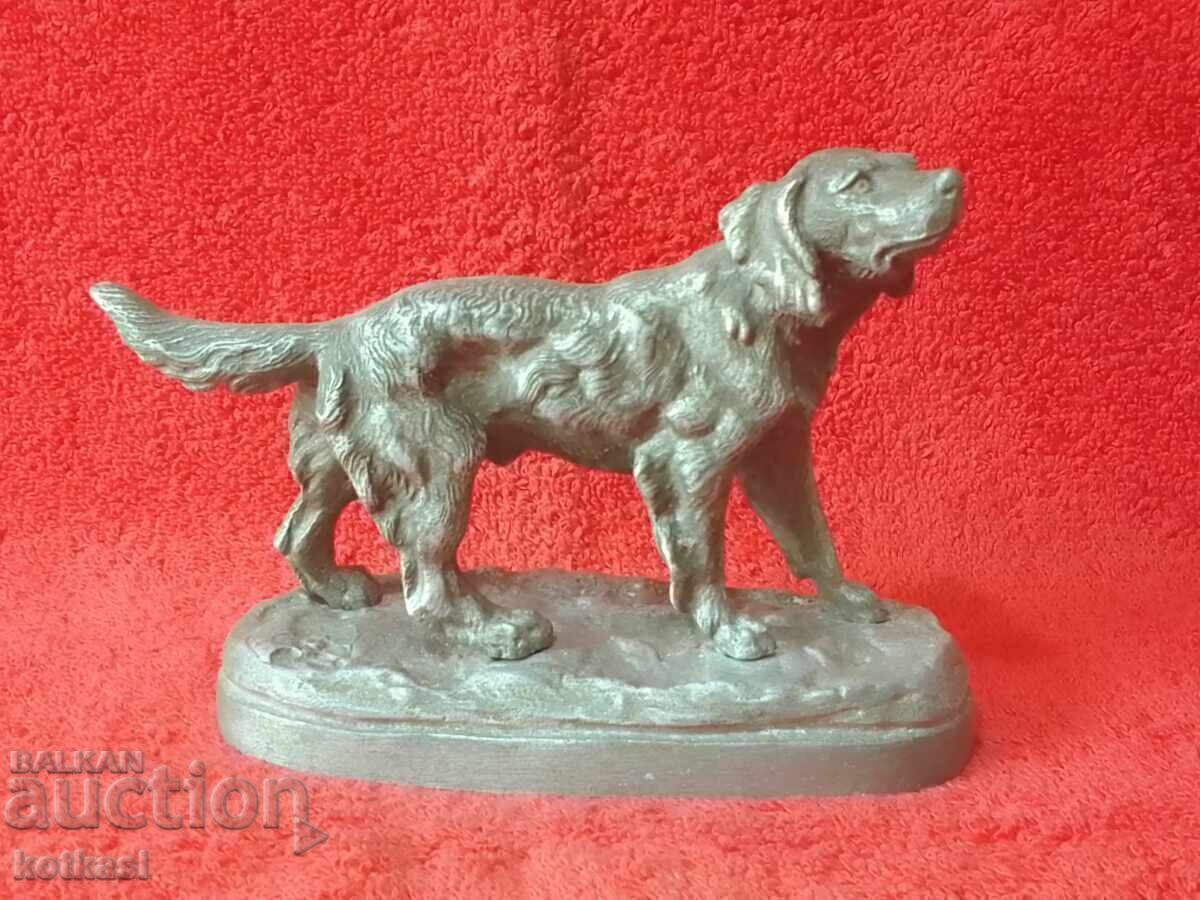 Veche figură din aluminiu din metal a unui marcaj de piedestal de câine