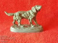 Veche figură din aluminiu din metal a unui marcaj de piedestal de câine