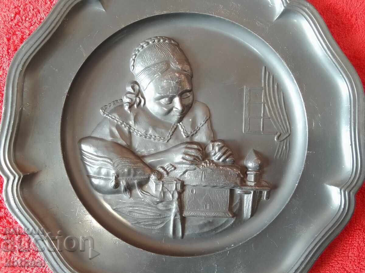 Παλιά, βαριά μεταλλική πιατέλα με σήμανση Γερμανίας, Γυναίκα Ράφτρα με τιμή € 8.18 | 16.00 BGN Παλιά, βαριά μεταλλική πιατέλα με σήμανση Γερμανίας, Γυναίκα Ράφτρα με τιμή € 8.18 | 16.00 BGN