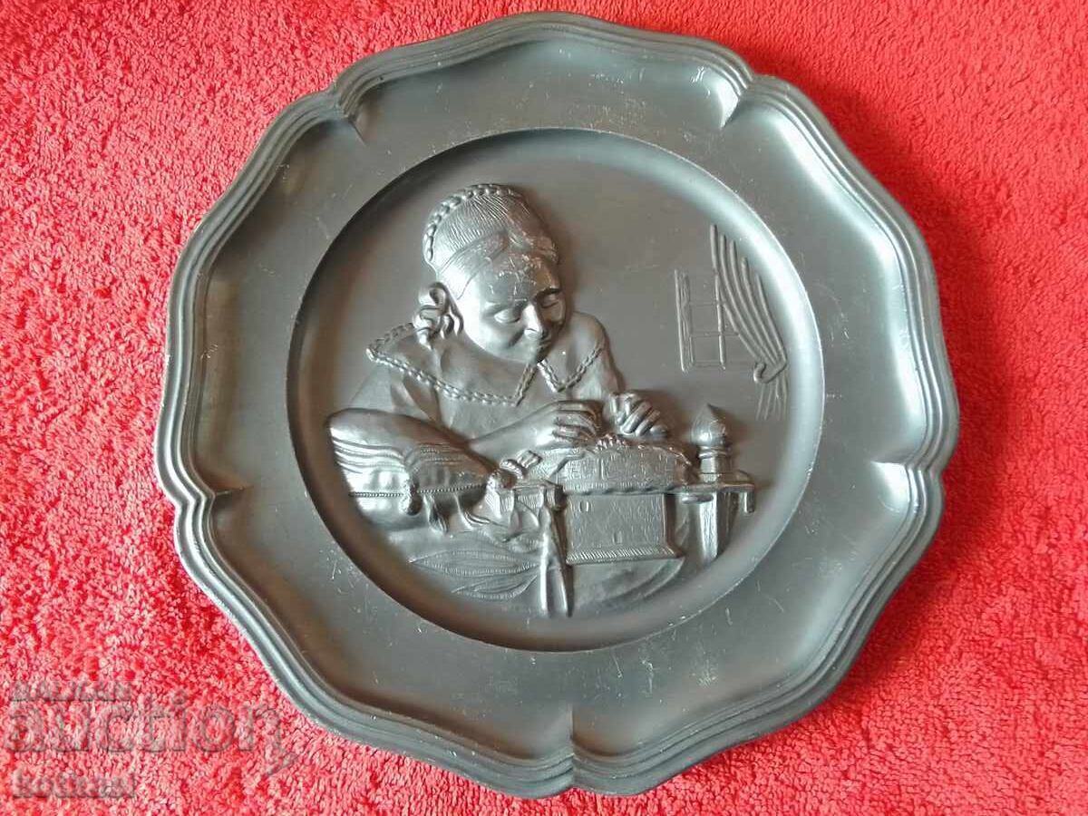 Παλιά, βαριά μεταλλική πιατέλα με σήμανση Γερμανίας, Γυναίκα Ράφτρα - 7 Παλιά, βαριά μεταλλική πιατέλα με σήμανση Γερμανίας, Γυναίκα Ράφτρα - 7