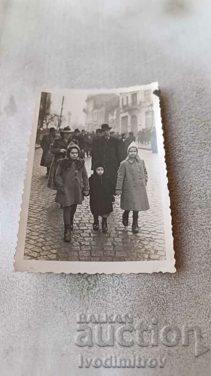 Photo Vratsa Man, woman and three girls on a walk