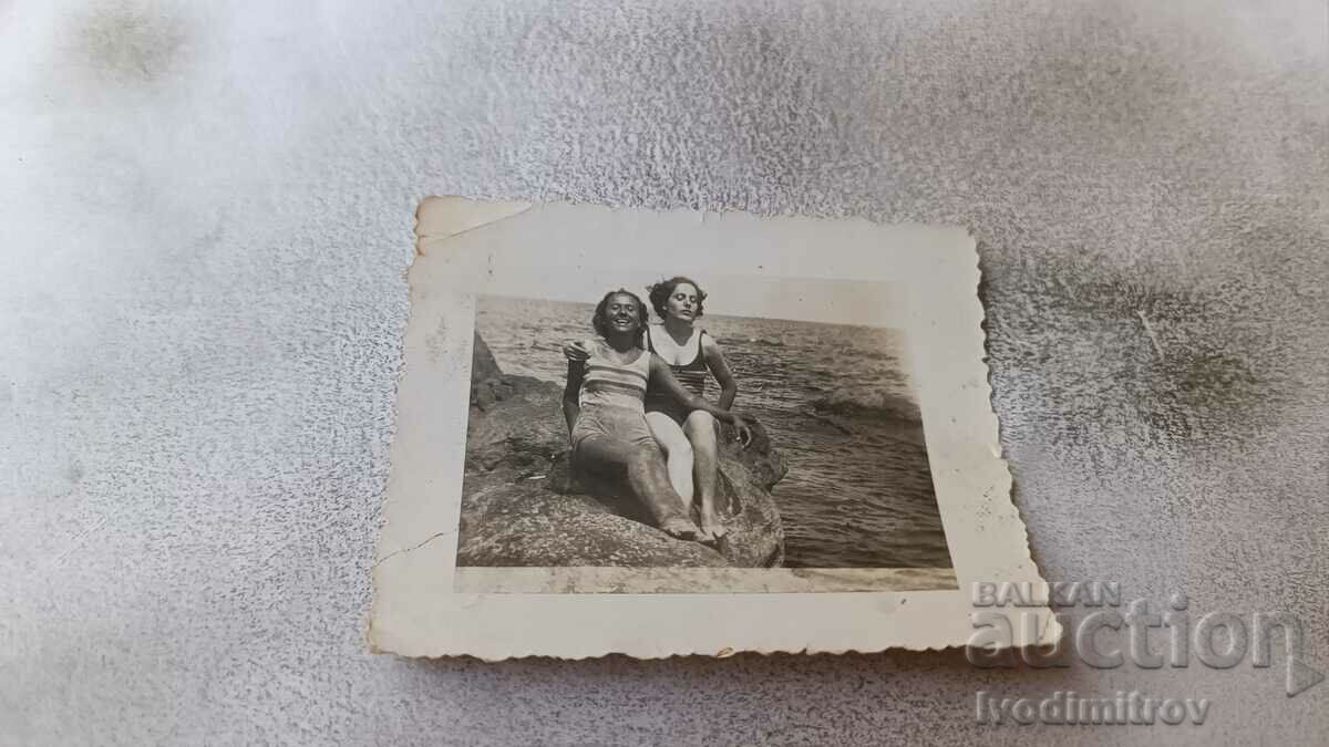 Κα Βάρνα Δύο νεαρά κορίτσια με μαγιό σε έναν γκρεμό πάνω από τη θάλασσα