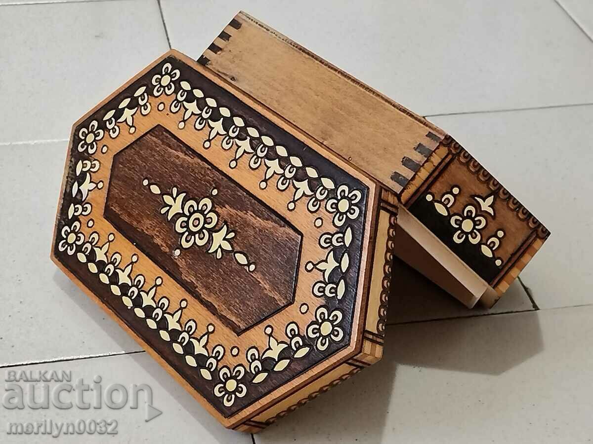 Delivery of Old wooden pyrographed box SAMPLE 80s NRB Delivery of Old wooden pyrographed box SAMPLE 80s NRB