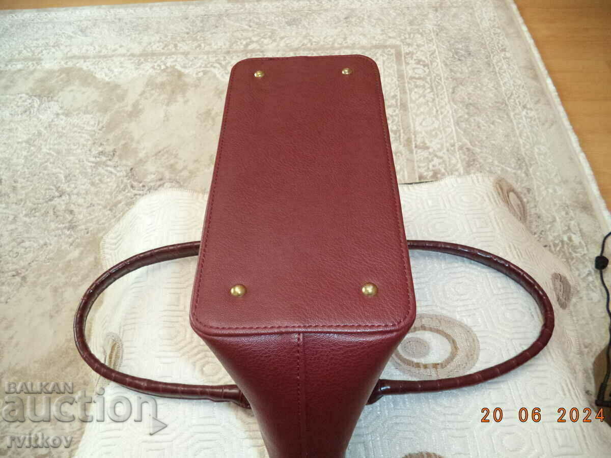 Delivery of Beautiful handbag Delivery of Beautiful handbag