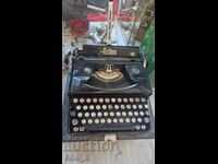 Mașină de scris veche Erika chirilică latină 1940