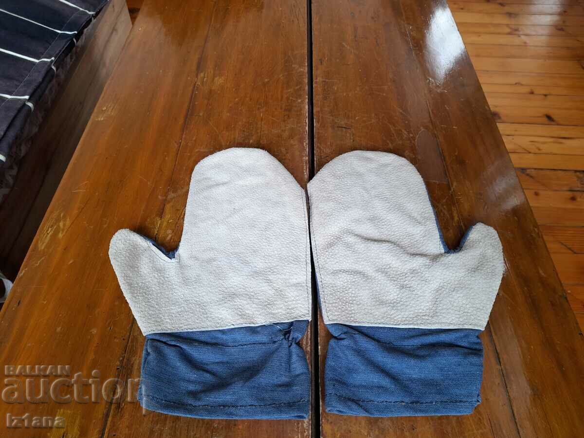 Canvas gloves with price 8.00 BGN | € 4.09