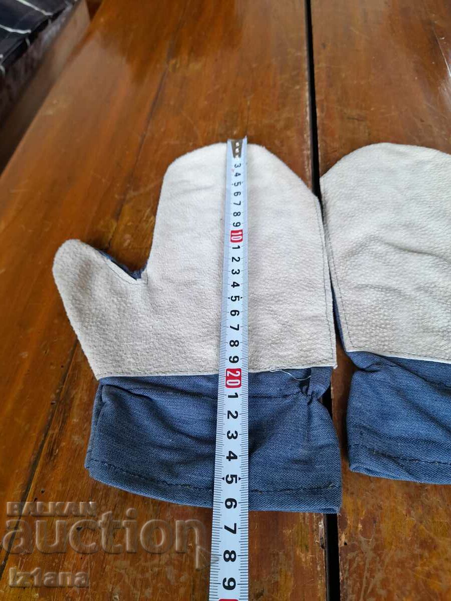 Delivery of Canvas gloves