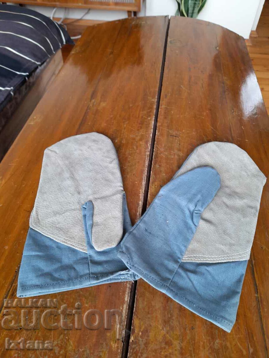 Canvas gloves with price 8.00 BGN | € 4.09 Canvas gloves with price 8.00 BGN | € 4.09