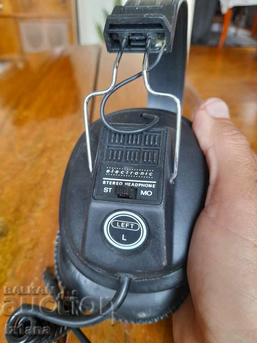 Delivery of Old Electronic headphones