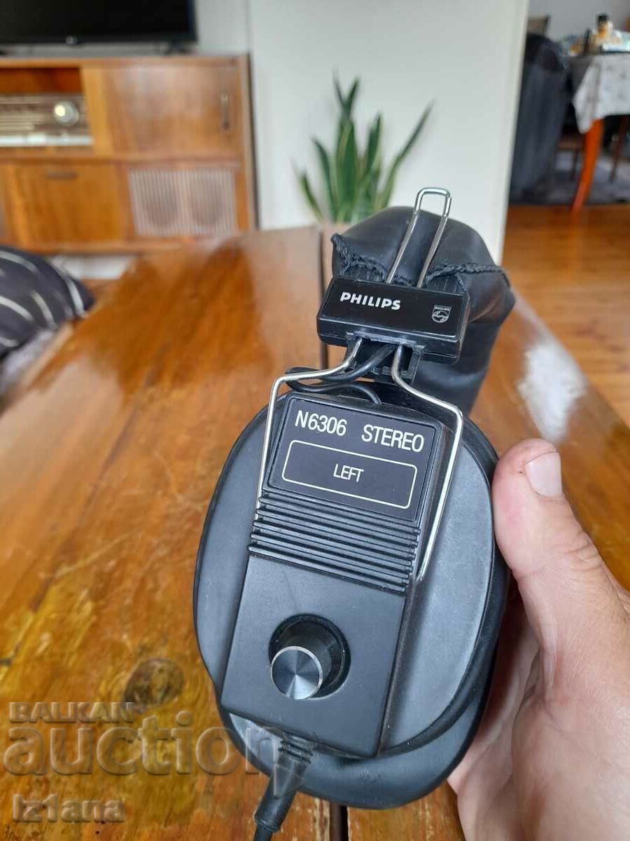 Delivery of Old Philips headphones