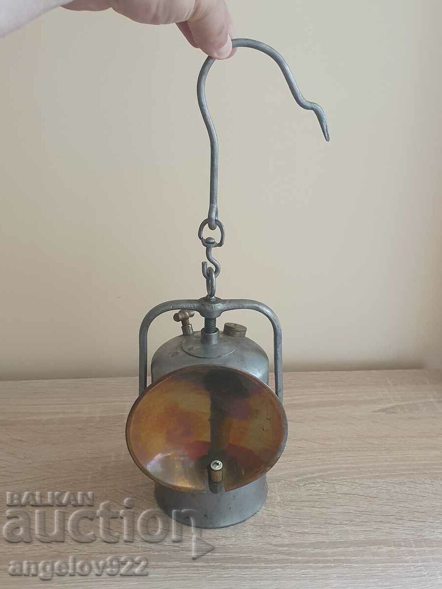 O lampă veche de metal... cred!