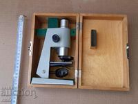 Παλαιό μικροσκόπιο με ξύλινη θήκη