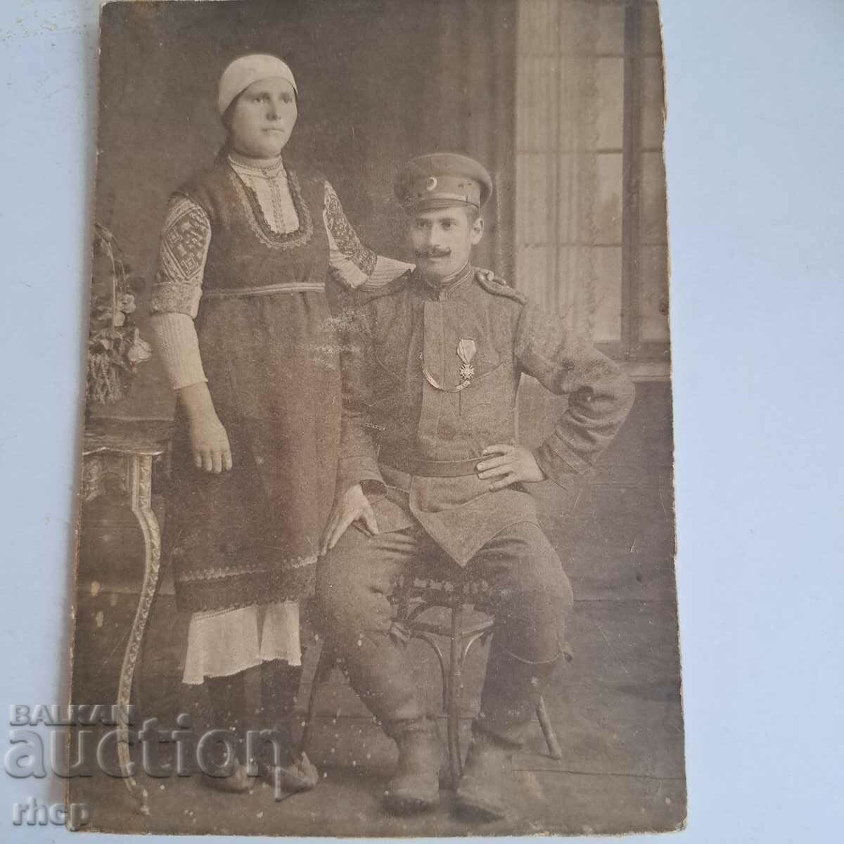 Un soldat cu ordin de vitejie și o femeie în costum, o poză veche PSV