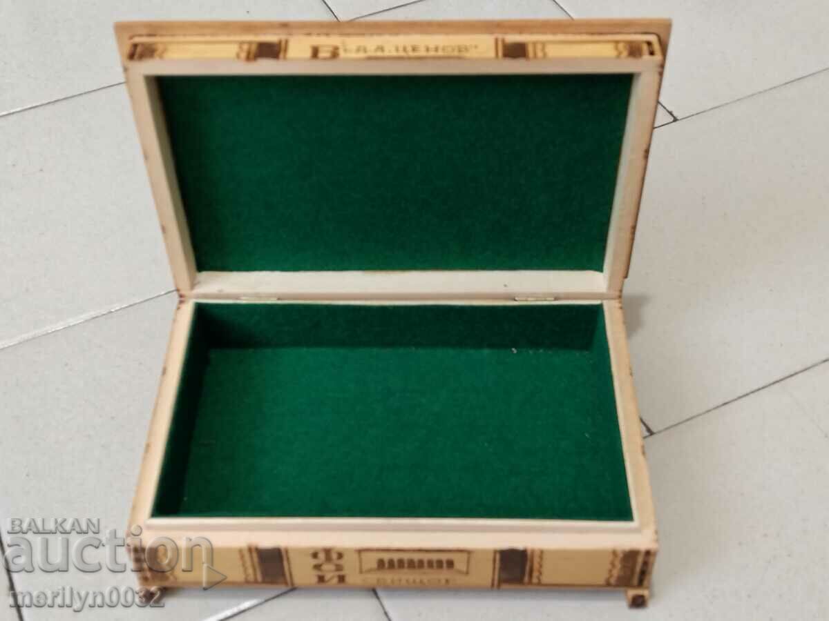 Παράδοση Παλιό ξύλινο πυρογραφημένο κουτί ΔΕΙΓΜΑ Troyan 80s NRB Παράδοση Παλιό ξύλινο πυρογραφημένο κουτί ΔΕΙΓΜΑ Troyan 80s NRB