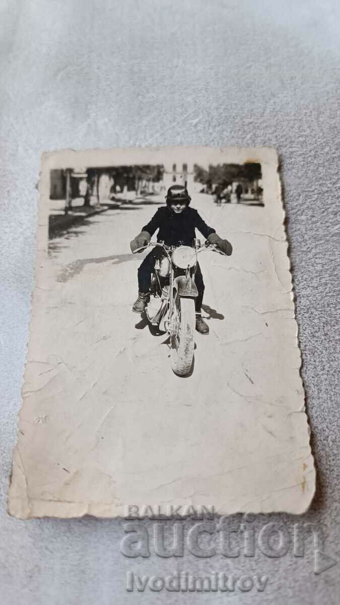 Foto Mezdra Mladej cu o motocicleta pe strada 1944