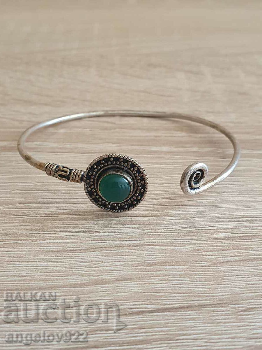 Vintage bracelet with a beautiful stone!