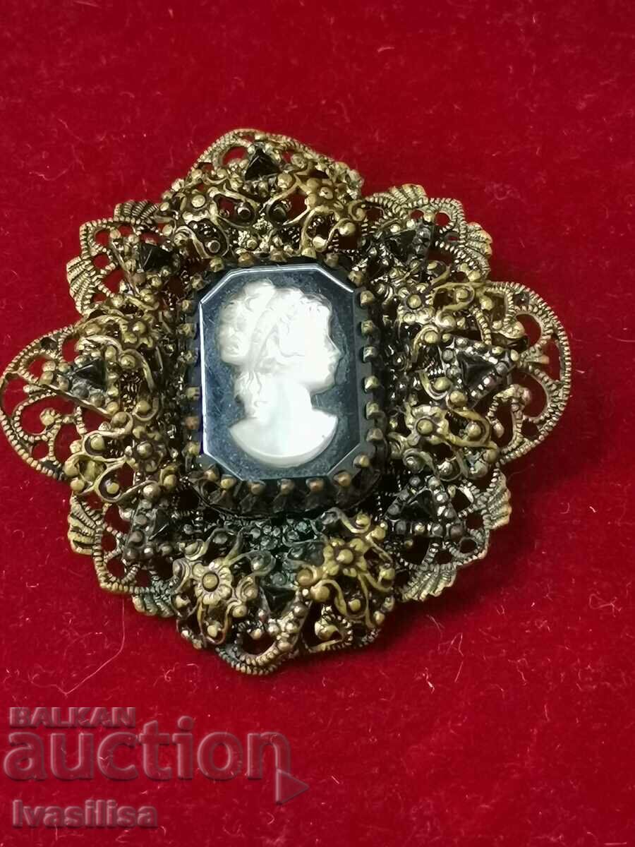 ANTIQUE CAMEO BROOCH with price 30.00 BGN | € 15.34 ANTIQUE CAMEO BROOCH with price 30.00 BGN | € 15.34