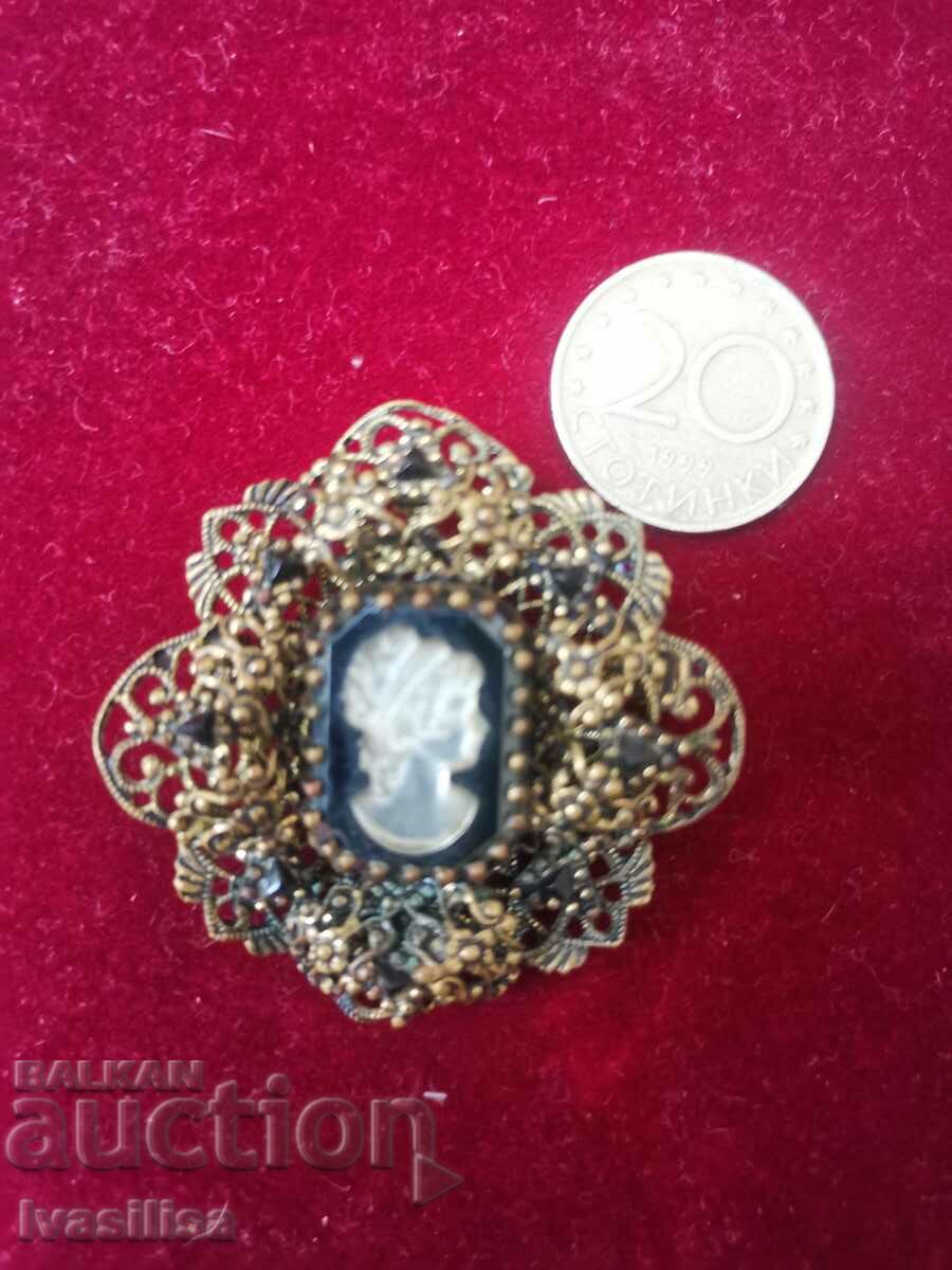 Delivery of ANTIQUE CAMEO BROOCH Delivery of ANTIQUE CAMEO BROOCH