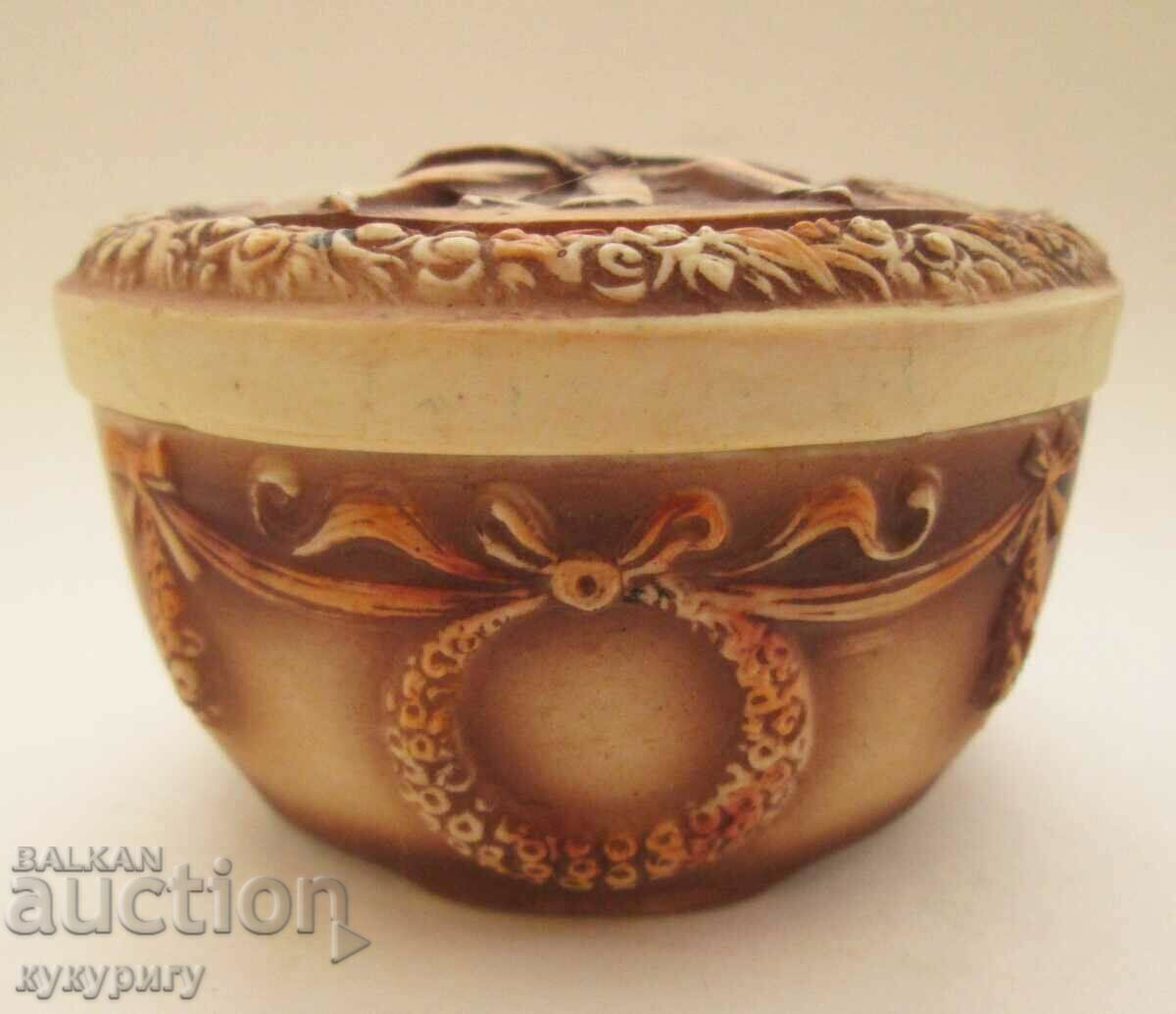 Delivery of Old porcelain box for jewelry trinkets - dancing Tango Delivery of Old porcelain box for jewelry trinkets - dancing Tango