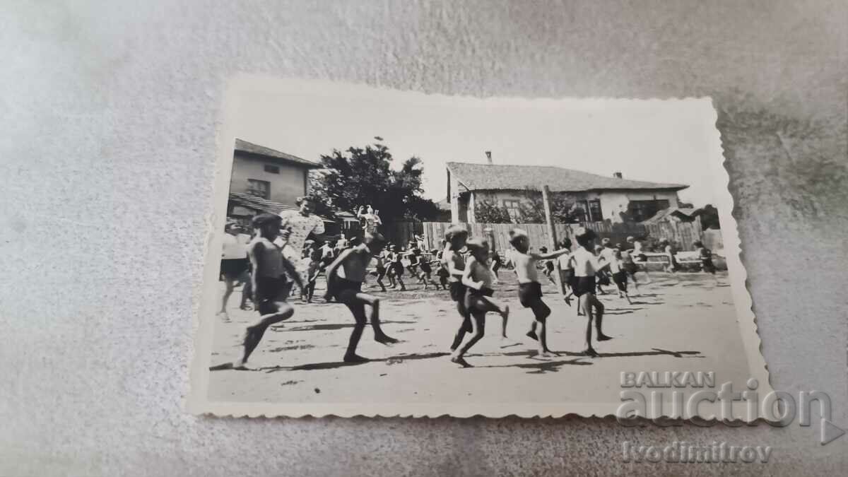 Foto Copii făcând gimnastică în curtea școlii