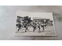 Foto Copii făcând gimnastică în curtea școlii
