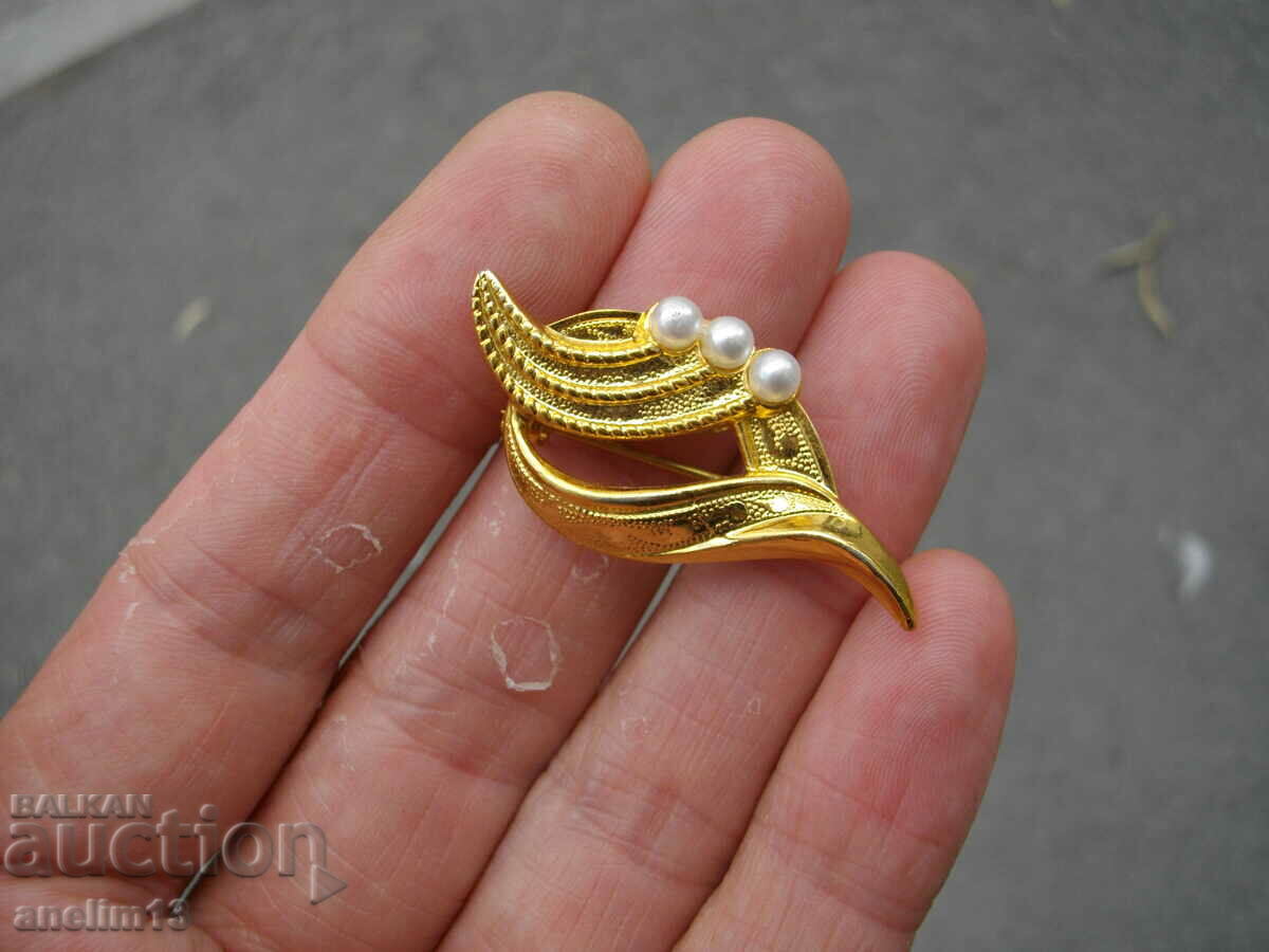 AN OLD GILT BROOCH with price 25.00 BGN | € 12.78 AN OLD GILT BROOCH with price 25.00 BGN | € 12.78