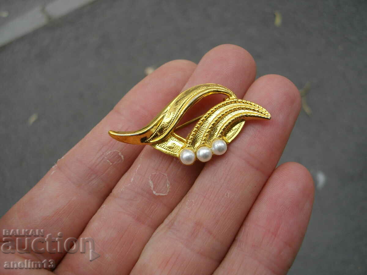 Auction AN OLD GILT BROOCH Auction AN OLD GILT BROOCH