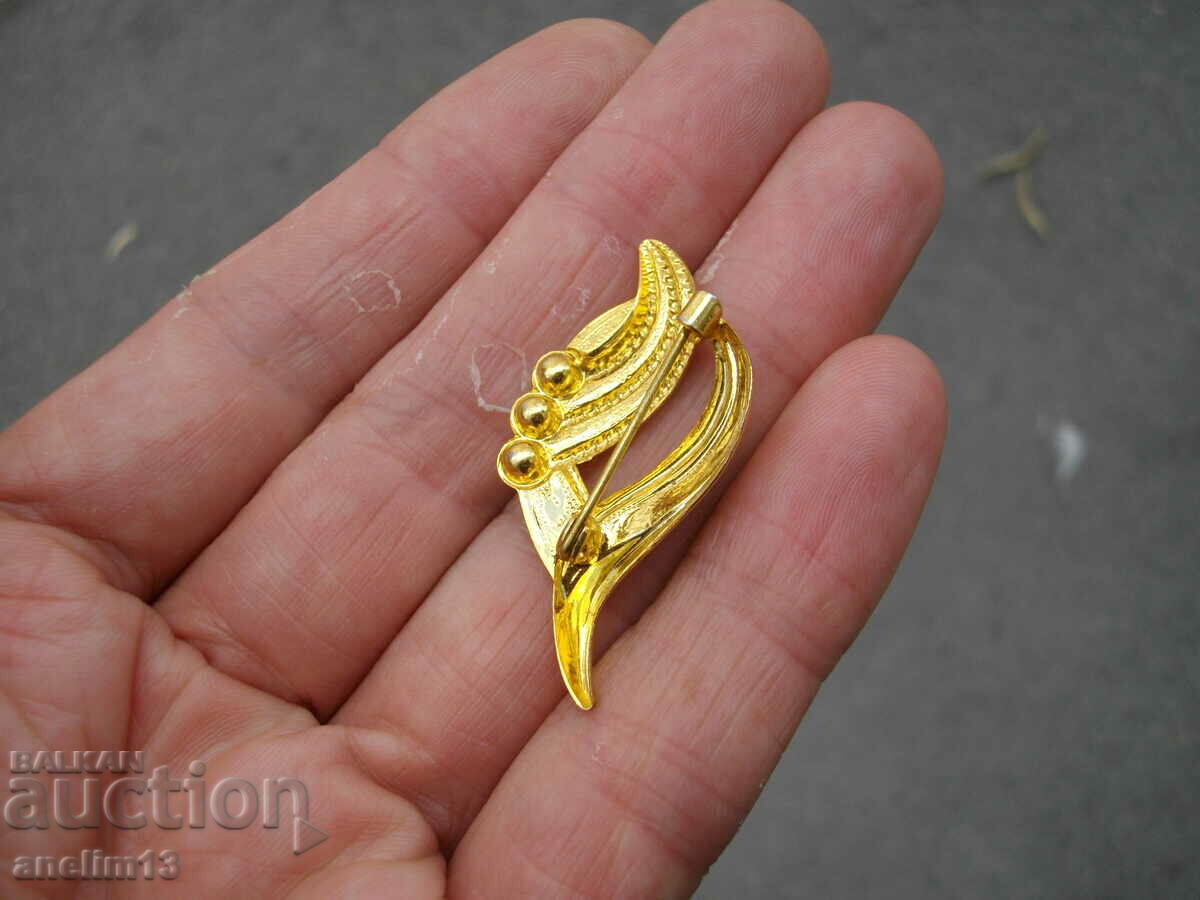 Delivery of AN OLD GILT BROOCH Delivery of AN OLD GILT BROOCH