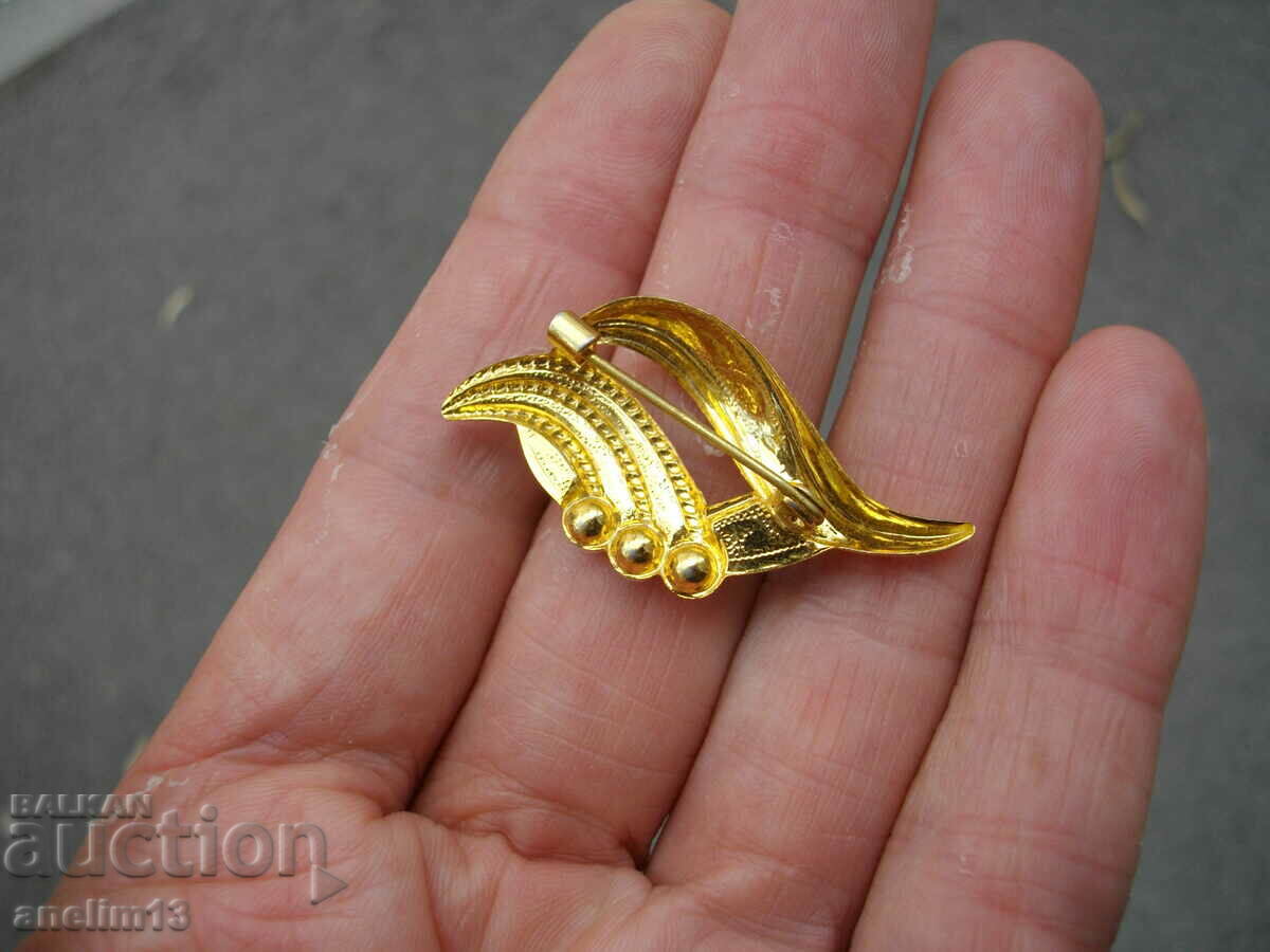 AN OLD GILT BROOCH - 5 AN OLD GILT BROOCH - 5