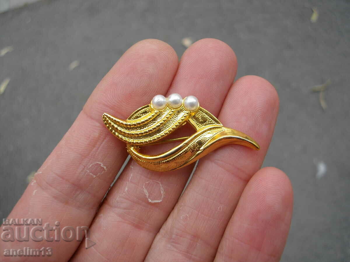 ΜΙΑ ΠΑΛΙΑ ΕΠΙΧΡΥΣΤΗ ΚΑΡΦΙΛΑ ΜΙΑ ΠΑΛΙΑ ΕΠΙΧΡΥΣΤΗ ΚΑΡΦΙΛΑ