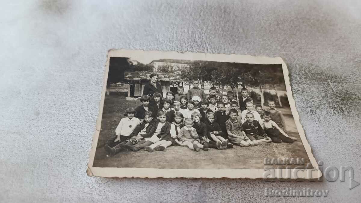 Fotografie Lovech Elevi cu profesorul lor în curtea școlii, 1935