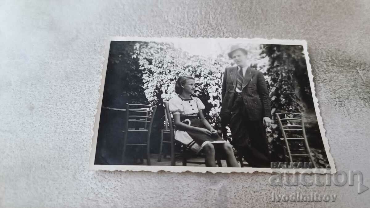 Fotografie Ruse Un bărbat și o fată în curtea cofetăriei Yagoda, 1942