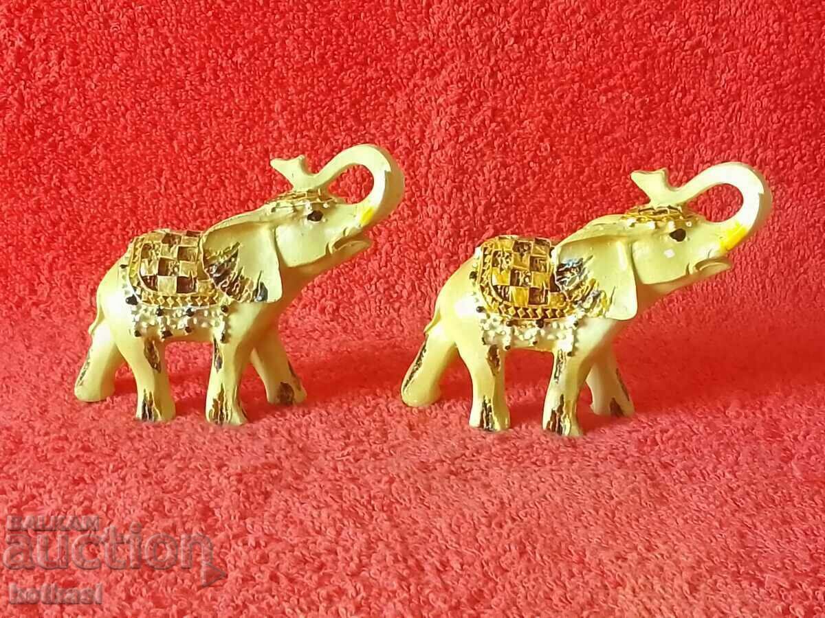 Auction Lot of two small figures of Elephants in excellent condition Auction Lot of two small figures of Elephants in excellent condition