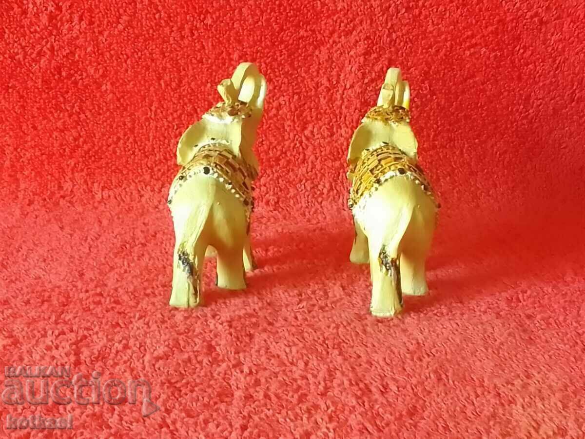 Delivery of Lot of two small figures of Elephants in excellent condition Delivery of Lot of two small figures of Elephants in excellent condition