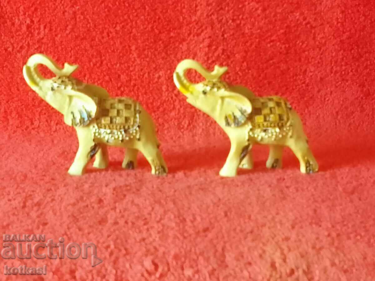 Lot of two small figures of Elephants in excellent condition