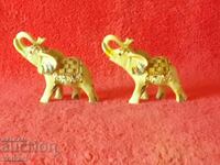 Lot de două figurine mici de elefanți în stare excelentă