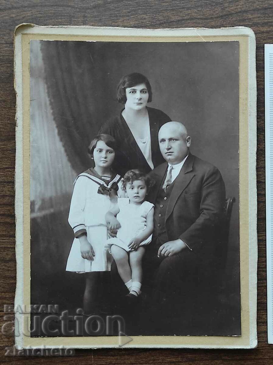 Παλιό φωτογραφικό χαρτόνι Βασίλειο της Βουλγαρίας - οικογένεια στο Ruse με τιμή 20.00 BGN | € 10.23 Παλιό φωτογραφικό χαρτόνι Βασίλειο της Βουλγαρίας - οικογένεια στο Ruse με τιμή 20.00 BGN | € 10.23